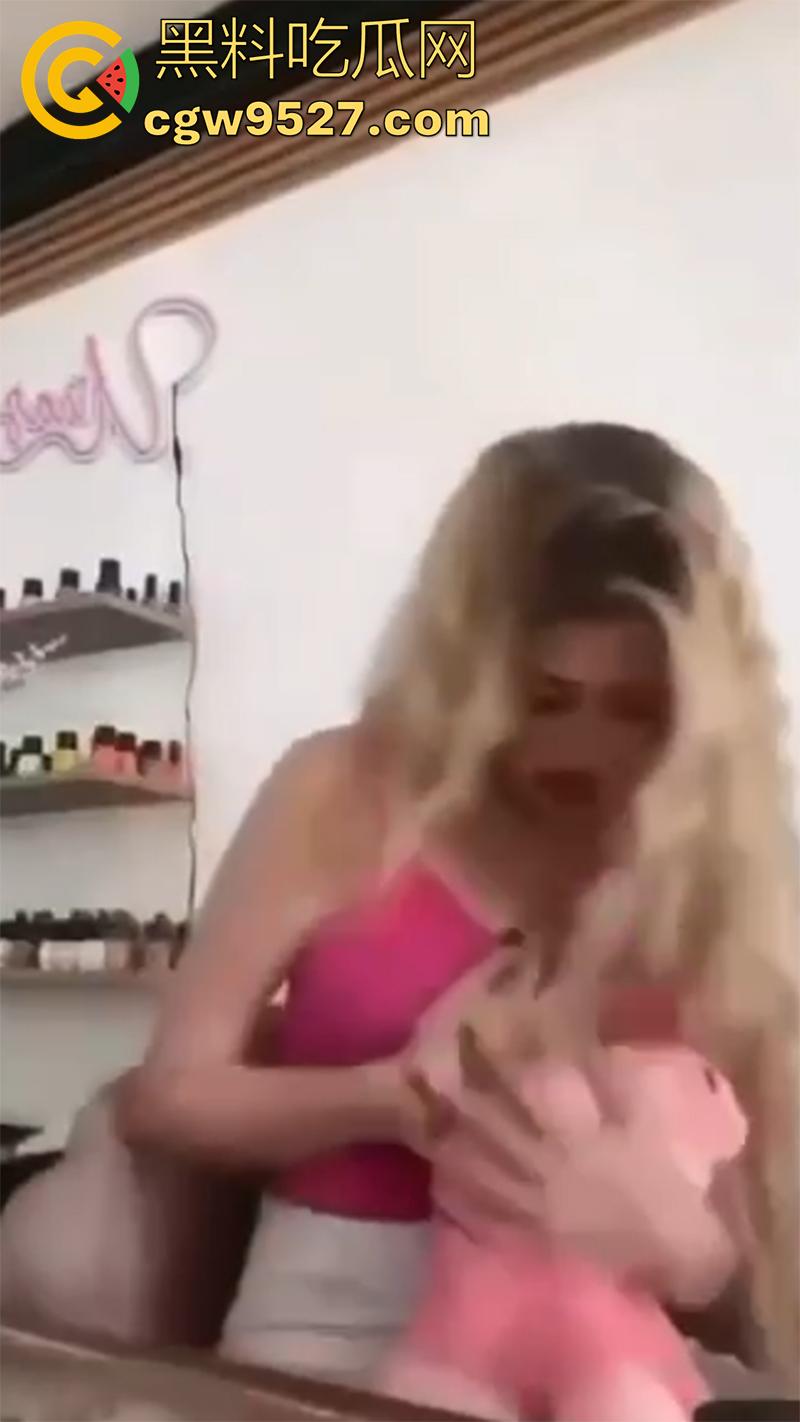 墨西哥巨乳渣女网红遭枪杀,身材性感丰乳肥臀,直播时被人开枪射杀,一枪头部一枪腹部,现场无码视频流出!-6