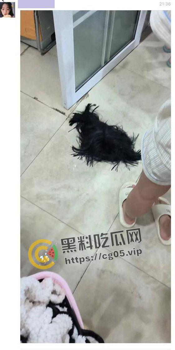 河北师范大学男生假扮女生进澡堂偷拍被抓 送警 大男人被几个女人压制住 现场画面曝光-1