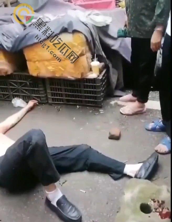 自贡富顺县板桥镇，为100元两混混大打出手，冲突升级拔刀相向，惨烈斗殴致一人丧命！-5