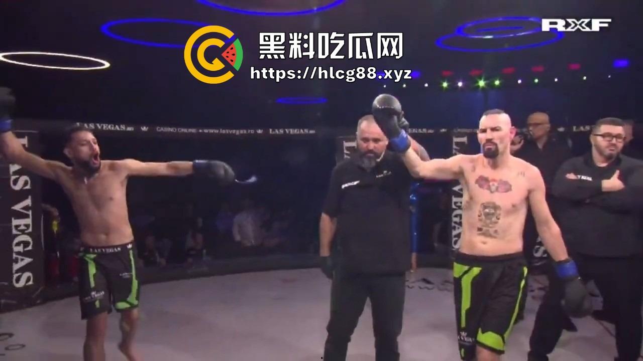 罗马尼亚三成人博主大奶妹进八角楼打拳被拳手狂揍,这要是换到床上2个男的都不够看!-13