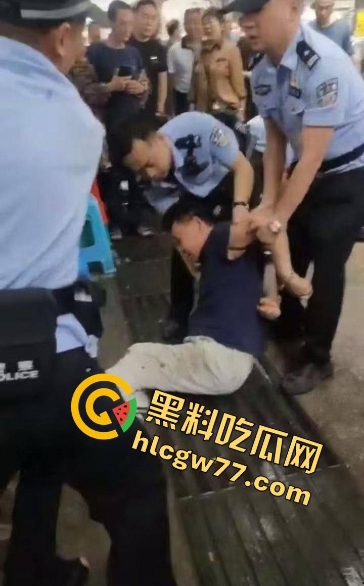 四川内江停车争执引血腥屠杀!刀仔狂捅59岁大叔致死,嫌犯被抓家属上去狂殴,警察都拦不住!-6