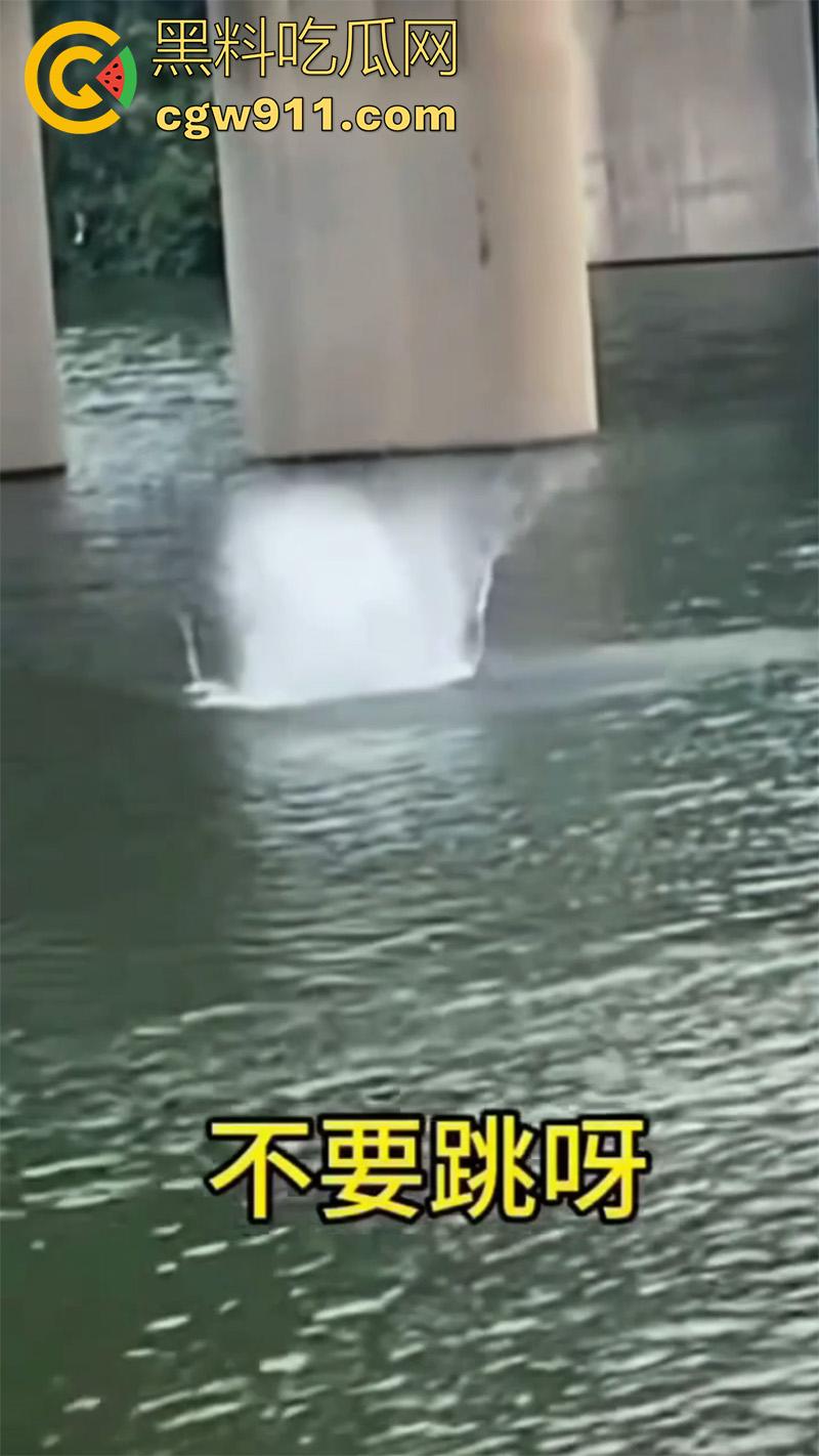 卲阳市新邵县资江二桥,女子被闺蜜出卖,酒后推销给大哥,想不到竟患上艾滋,跳河自杀被垃圾船救起!-6