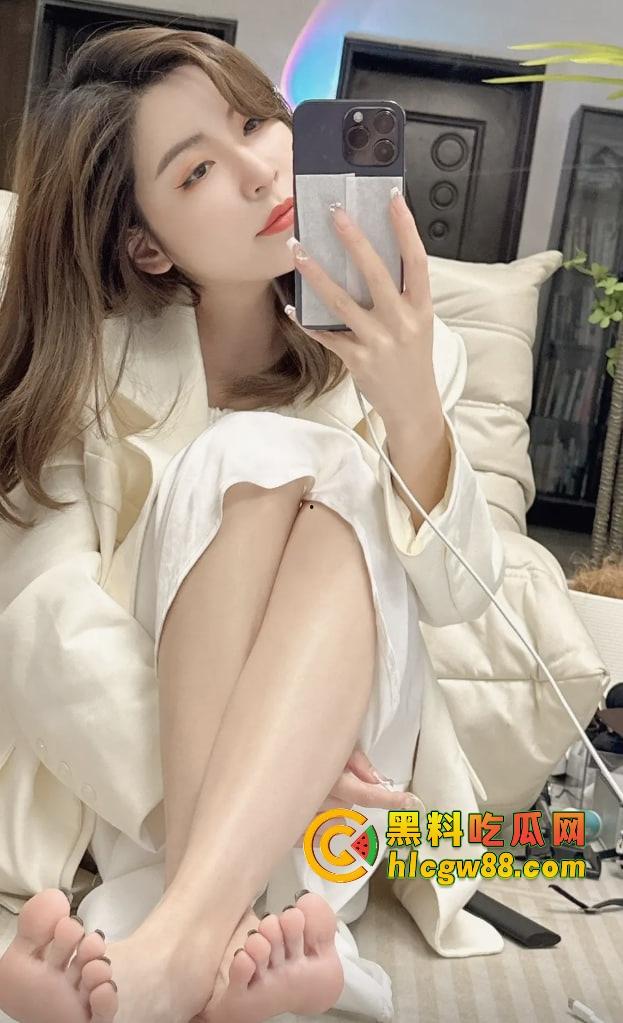 抖音骚主播『皮皮』卖梅赛德斯天天秀脚丫子勾足控舔脚，三叉辉车主看不上，钓个有钱舔脚王！-10