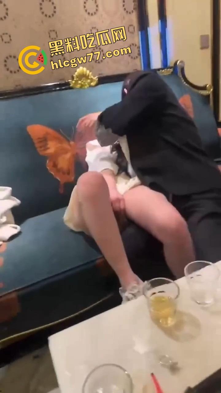 KTV好女孩装醉不拒摸，口口声声说没喝多，下一秒瘫沙发上被白摸逼，这不是醉是装给你摸的！-9