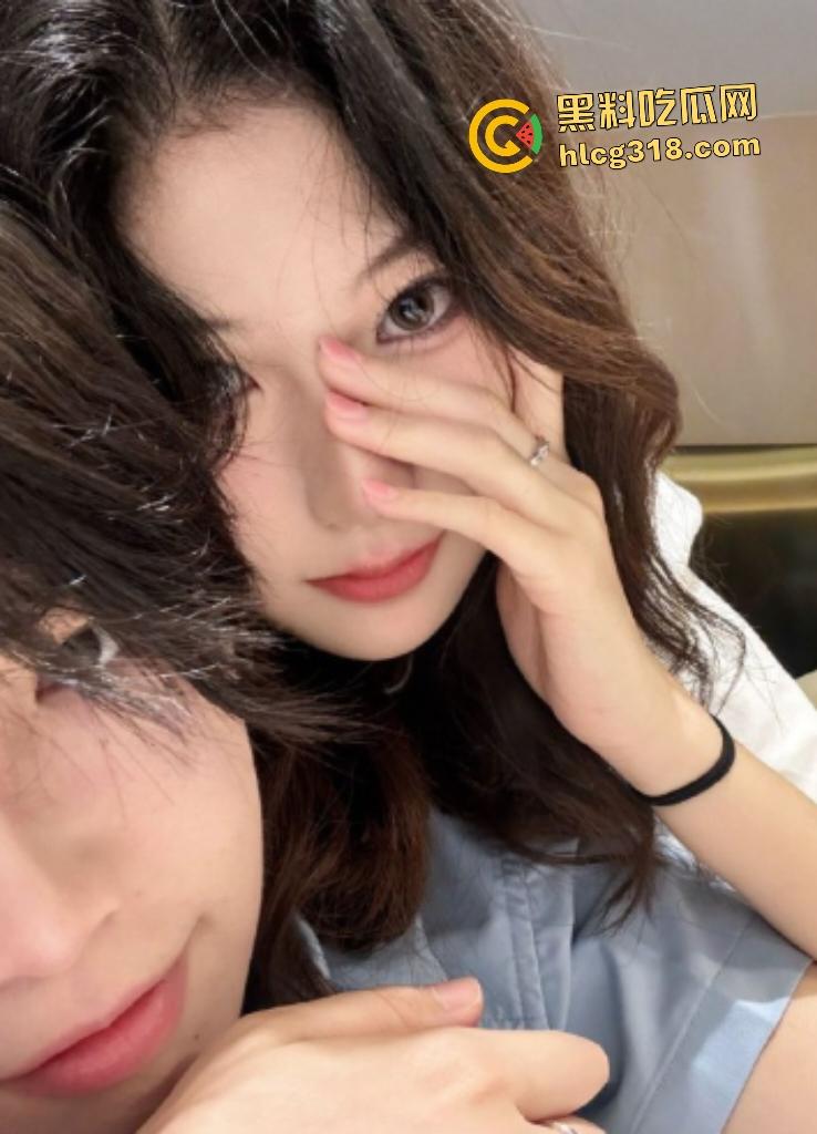 南京超高颜值女大【李婉晴】娇嫩身材被男友调教,透明服装抹精油,口爆足交样样精通!-1