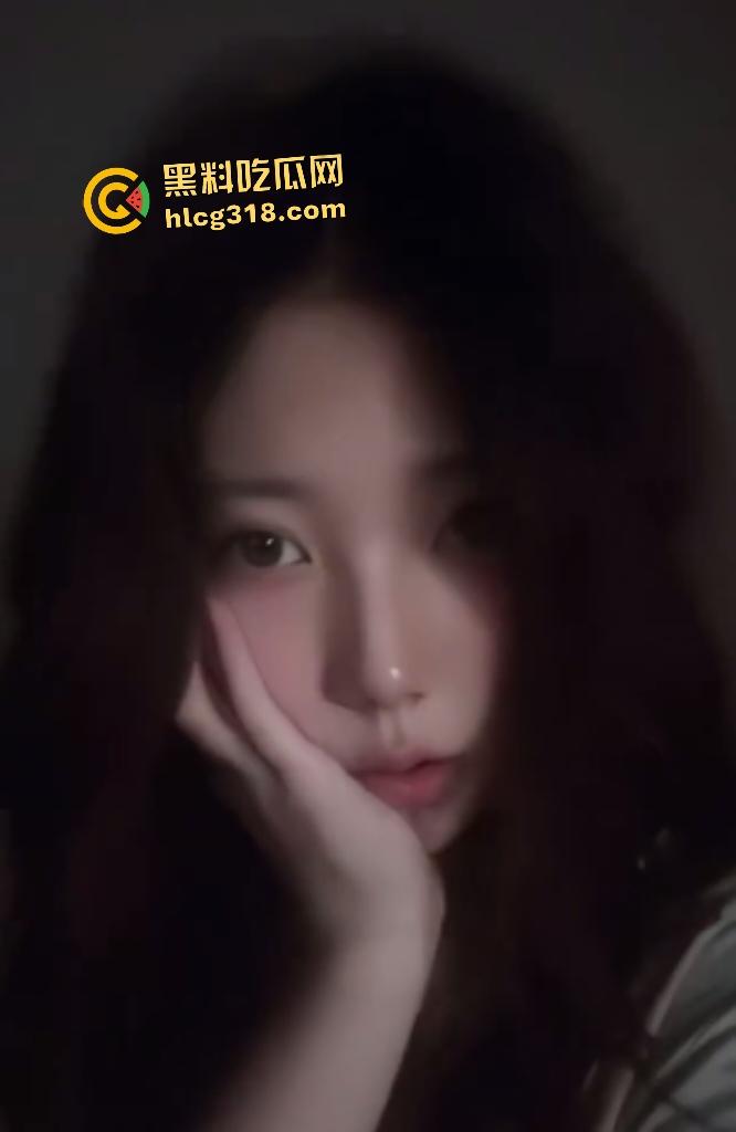 南京超高颜值女大【李婉晴】娇嫩身材被男友调教,透明服装抹精油,口爆足交样样精通!-2