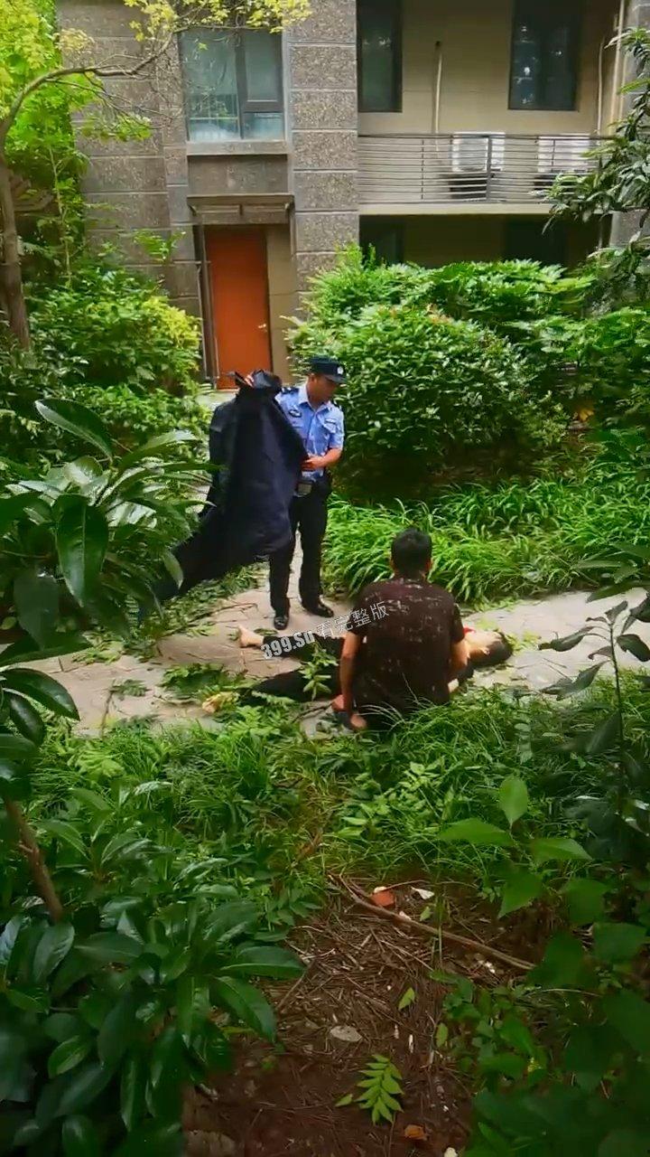 孩子校内被老师开车压死，母亲遭网暴，儿童节第二日从24楼一跃而下  坠楼后真实现场画面流出-8