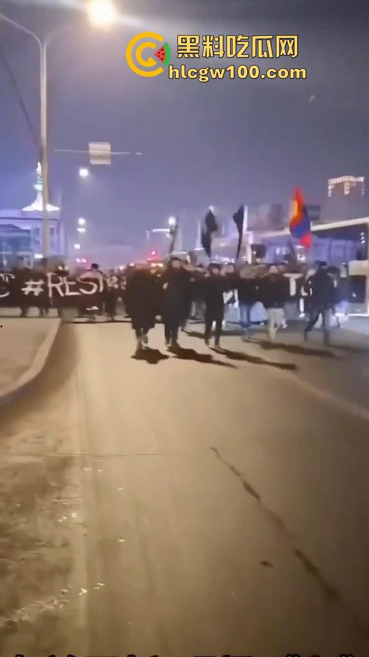 蒙古首都乌兰巴托市中心发生大规模示威游行，原来邻国也不是想象中的那么太平嘛-2