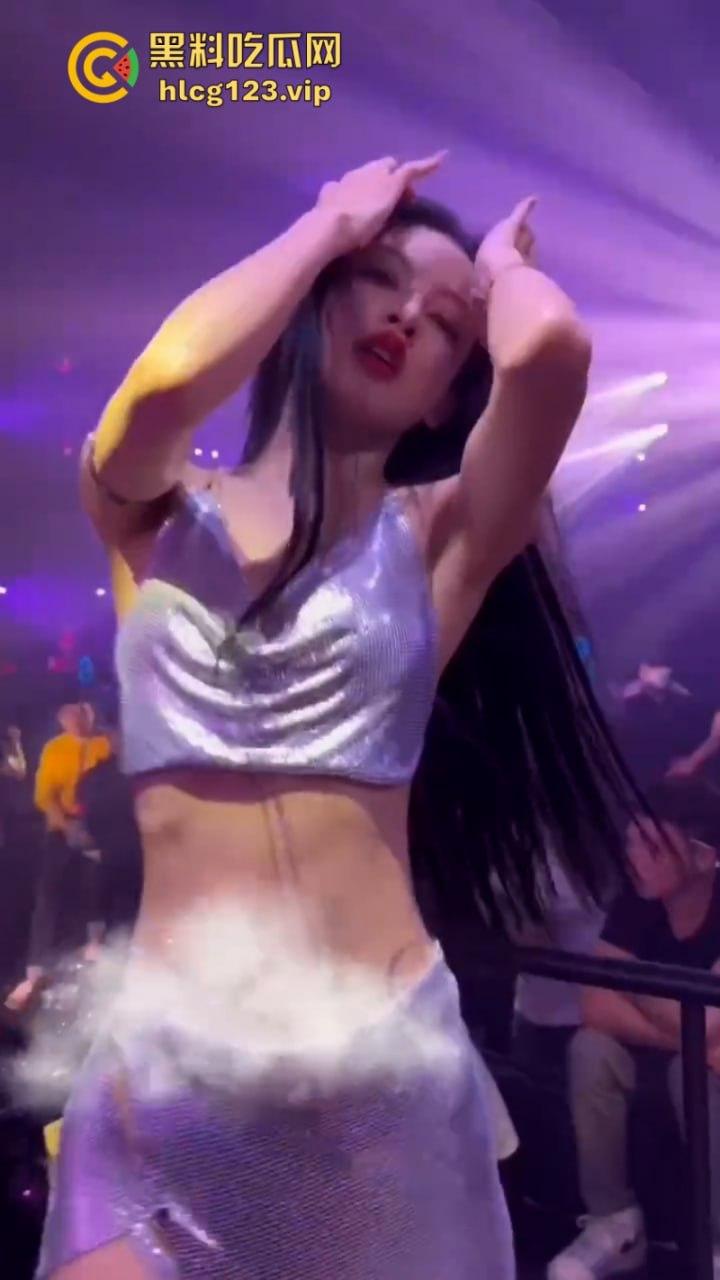 现在的夜店吃得这么好吗？妹子身材火辣还酒量大 你想不想带走她？-4
