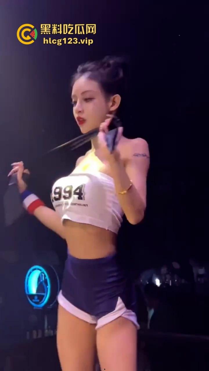 现在的夜店吃得这么好吗？妹子身材火辣还酒量大 你想不想带走她？-11