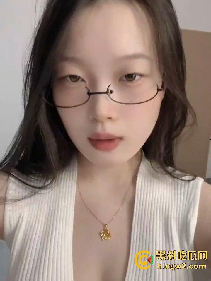 快手网红【玫瑰888】大秀完美身姿，榜一大哥怒砸重金却只给看不给草，爆料全因不爽！-9