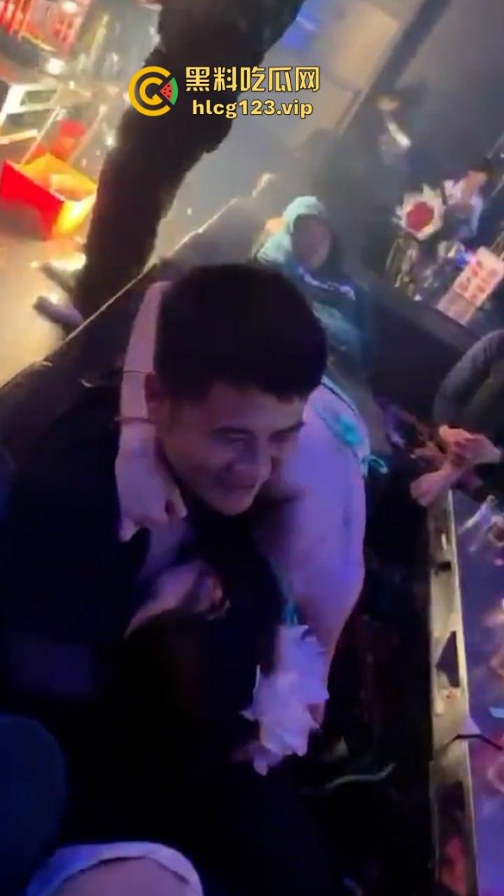 现在的夜店吃得这么好吗？妹子身材火辣还酒量大 你想不想带走她？-16