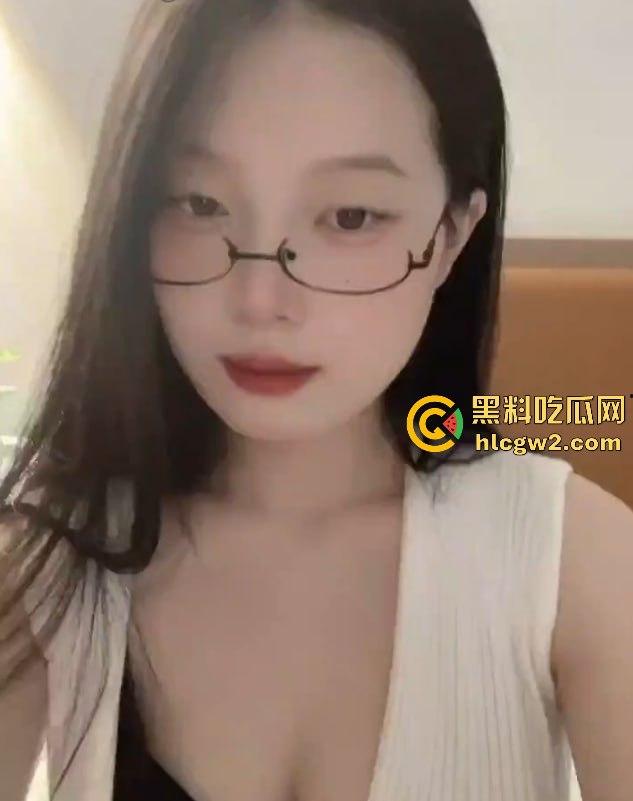 快手网红【玫瑰888】大秀完美身姿，榜一大哥怒砸重金却只给看不给草，爆料全因不爽！-14
