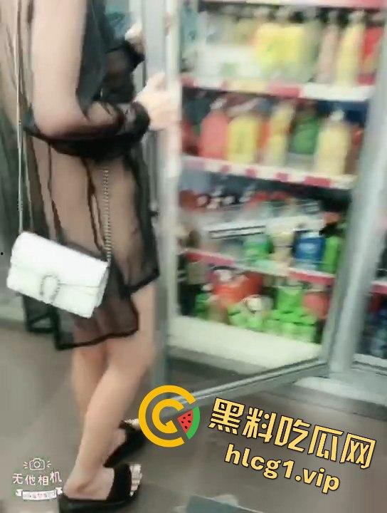 东北骚娘们穿皇帝的新衣在711买饮料,毫无遮掩就是想被当场怼骚B!-2