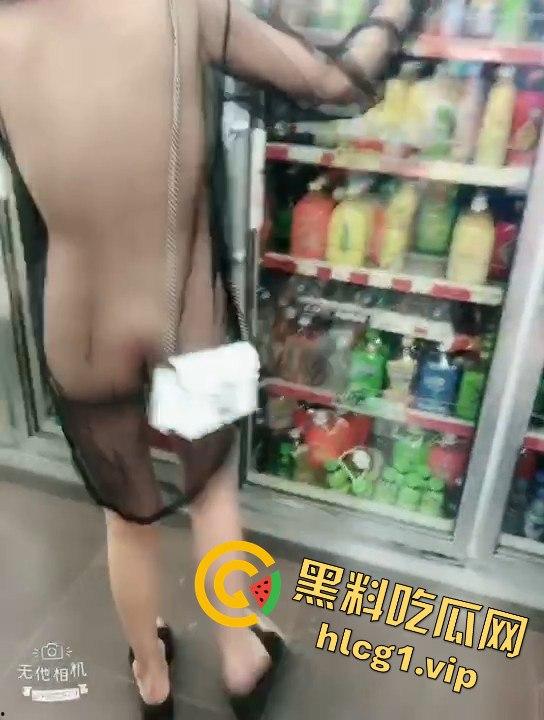东北骚娘们穿皇帝的新衣在711买饮料,毫无遮掩就是想被当场怼骚B!-3