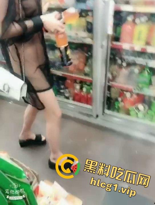 东北骚娘们穿皇帝的新衣在711买饮料,毫无遮掩就是想被当场怼骚B!-4