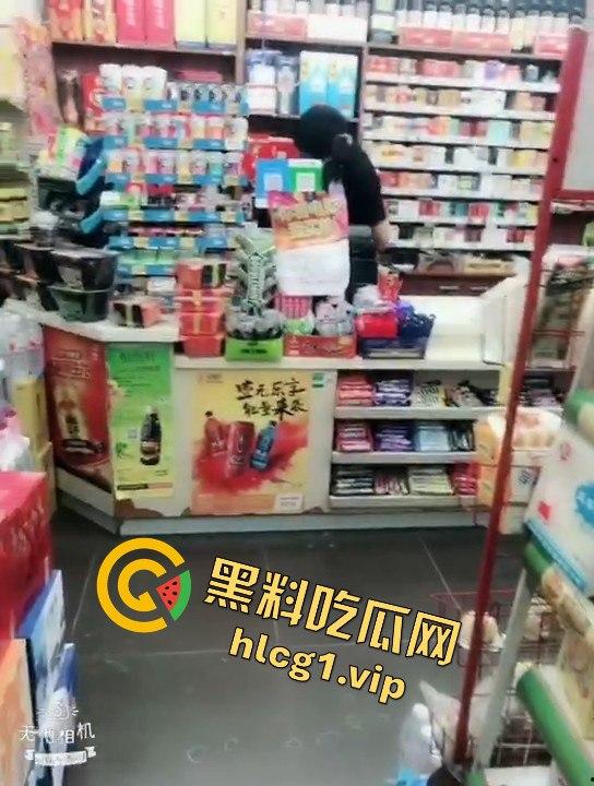 东北骚娘们穿皇帝的新衣在711买饮料,毫无遮掩就是想被当场怼骚B!-8
