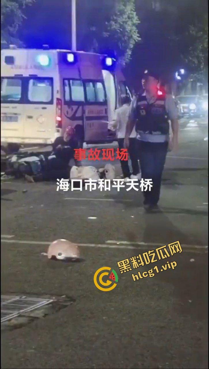 海南海口 文明天桥 新能源白车闯红灯 超速撞击电动车！致4人受伤！-5