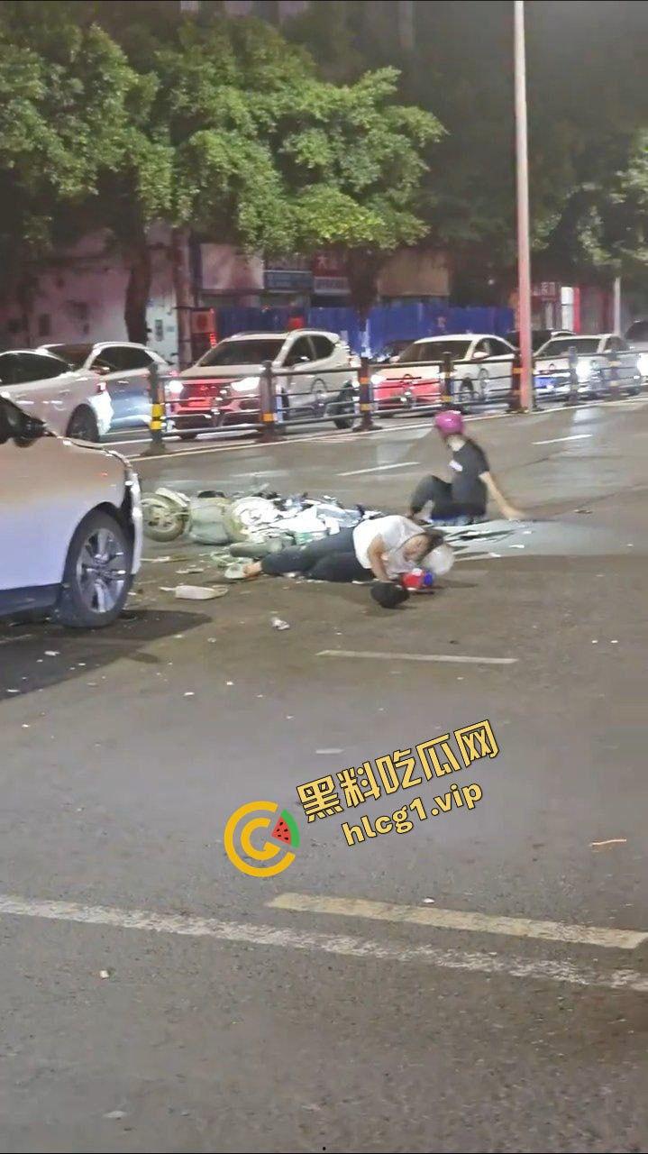 海南海口 文明天桥 新能源白车闯红灯 超速撞击电动车！致4人受伤！-6