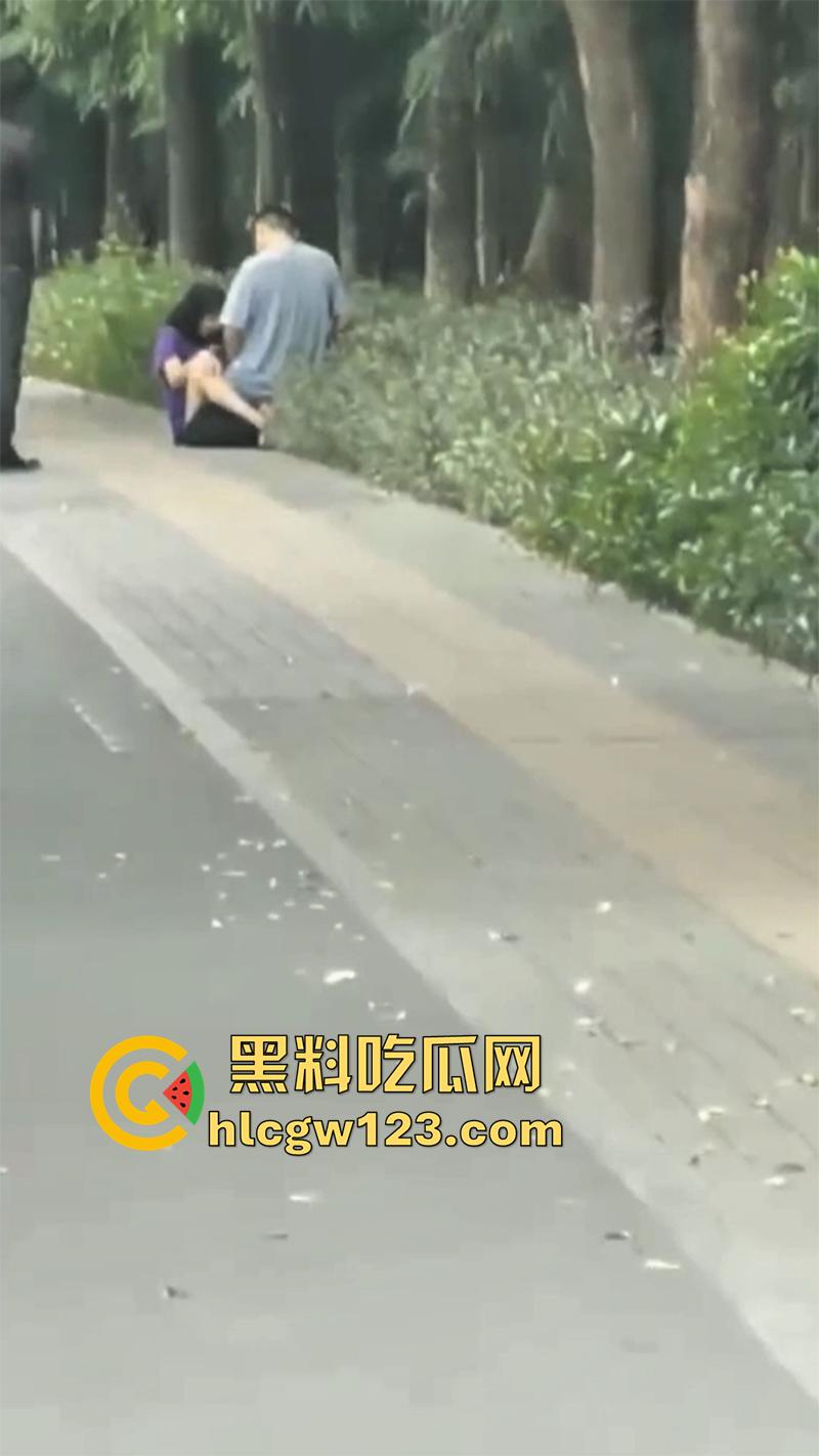浙江情侣街边做爱，无视行人当街啪啪，还有一男子直接就站旁边看，玩的真够大胆的！-1