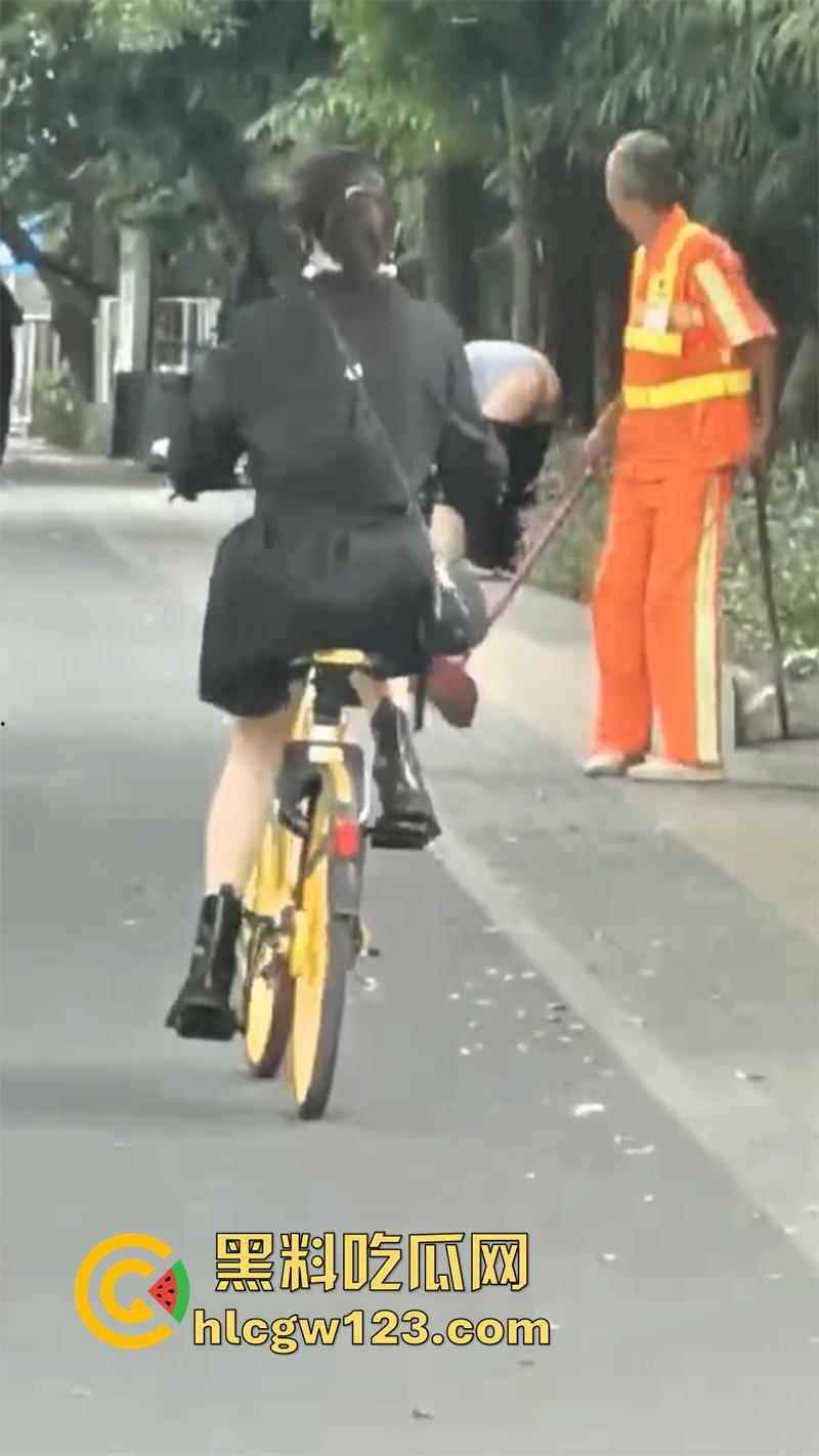 浙江情侣街边做爱，无视行人当街啪啪，还有一男子直接就站旁边看，玩的真够大胆的！-2