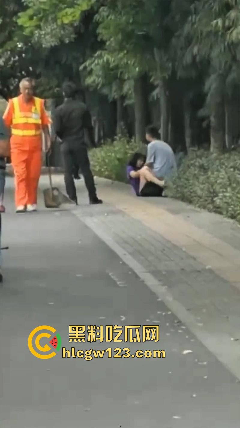 浙江情侣街边做爱，无视行人当街啪啪，还有一男子直接就站旁边看，玩的真够大胆的！-6