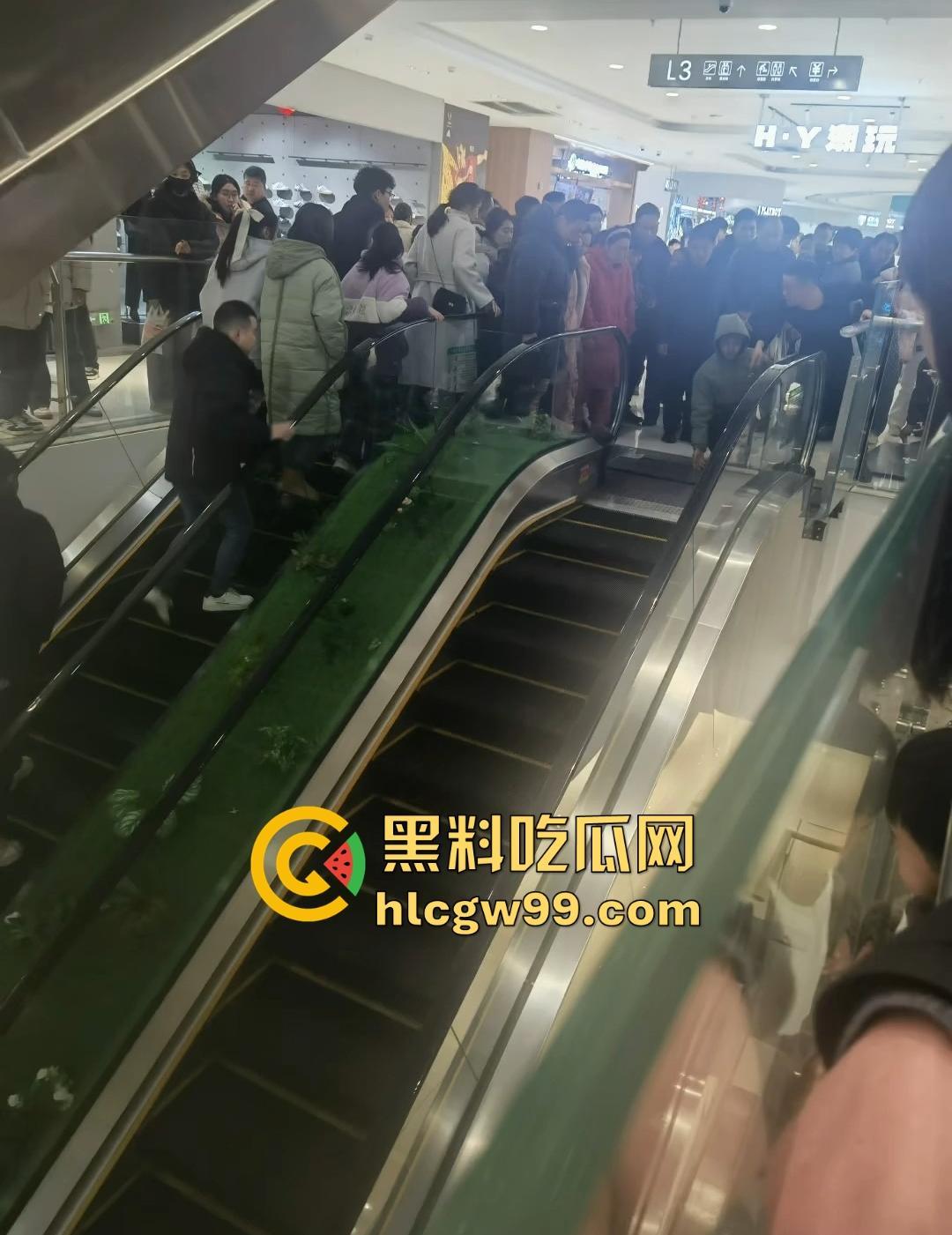 河南周口曦悦城惊现恐怖意外!幼童手指被电梯夹断卷入内部,卷入缝隙后一个多小时仍未找到!-9