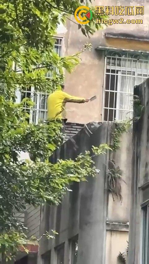 广州海珠区持刀男子与警察对峙,结果寡不敌众被撂倒,这街头硬汉就这?-1