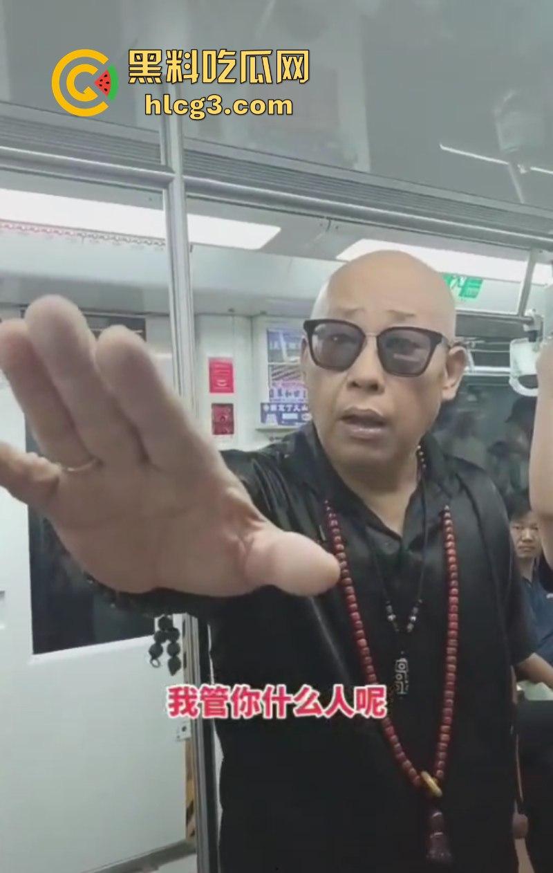 小伙脸伸过来我打一巴掌给你2万！江苏南京一位光头老汉地铁上强行让小伙子让座！-2