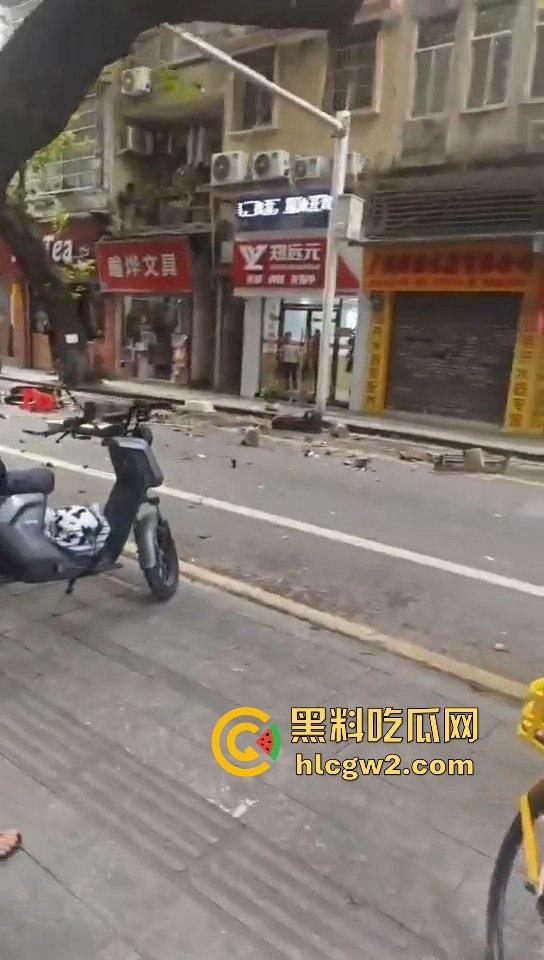 广州海珠区持刀男子与警察对峙,结果寡不敌众被撂倒,这街头硬汉就这?-6