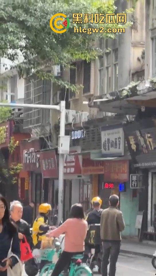 广州海珠区持刀男子与警察对峙,结果寡不敌众被撂倒,这街头硬汉就这?-7