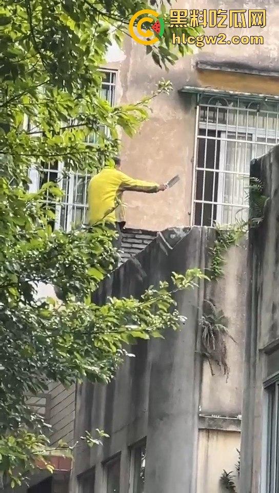 广州海珠区持刀男子与警察对峙,结果寡不敌众被撂倒,这街头硬汉就这?-8