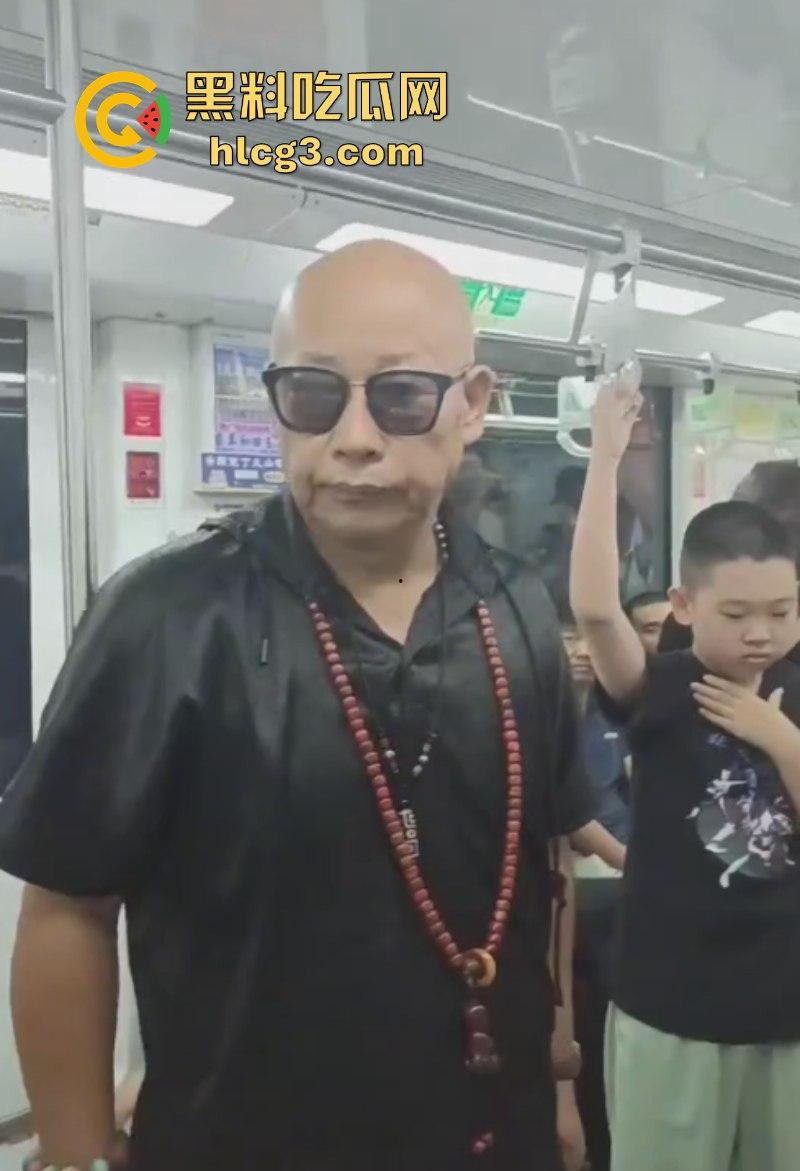 小伙脸伸过来我打一巴掌给你2万！江苏南京一位光头老汉地铁上强行让小伙子让座！-9