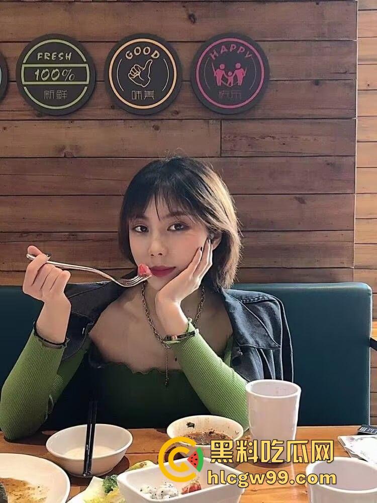 江西短发骚货【佘茜冉】为50万彩礼穿渔网袜情趣制服跪镜子前给男友口爆，500块操一次不香吗？-4