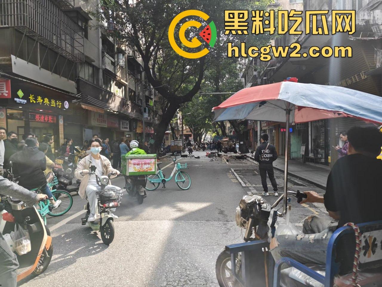 广州海珠区持刀男子与警察对峙,结果寡不敌众被撂倒,这街头硬汉就这?-11