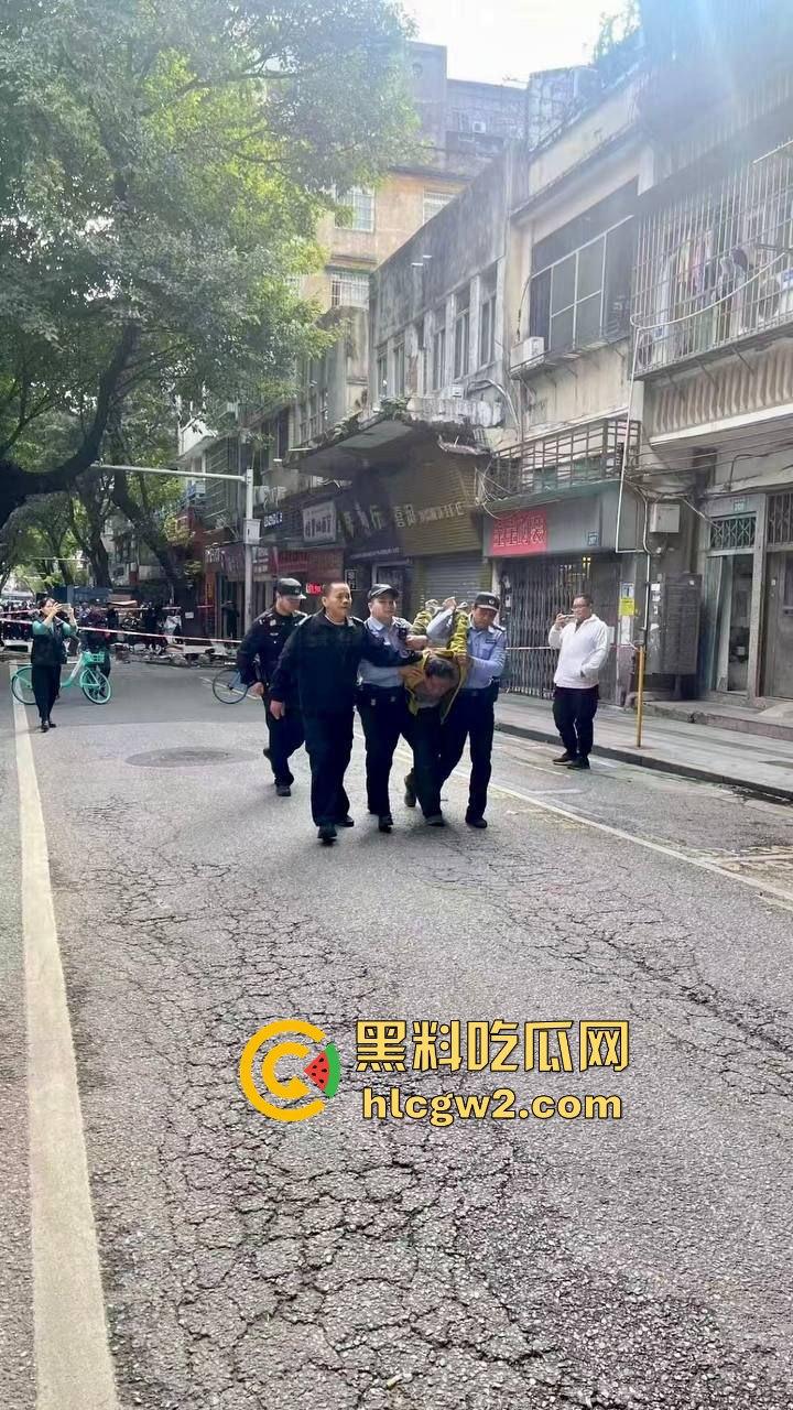 广州海珠区持刀男子与警察对峙,结果寡不敌众被撂倒,这街头硬汉就这?-12