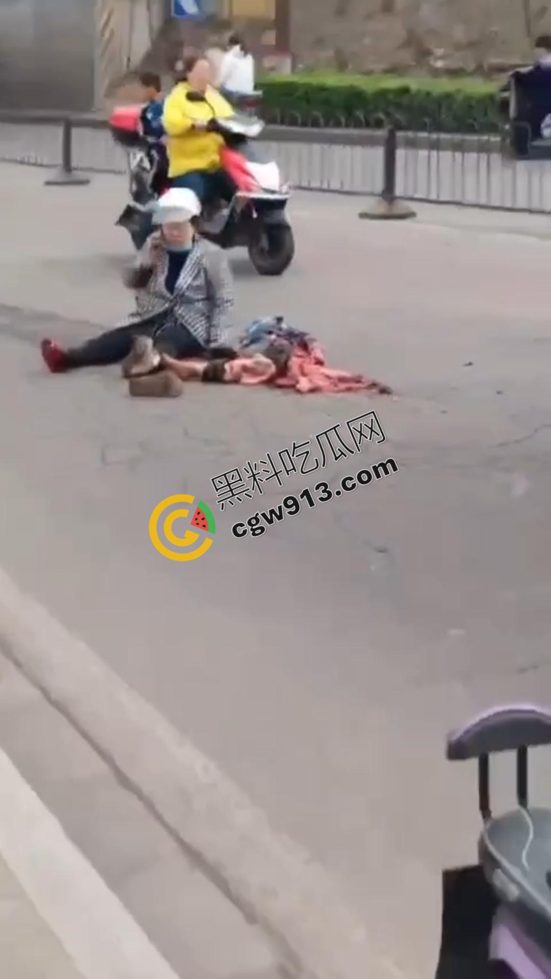 山西孝义发生惨烈车祸：老人骑电动车载孙子与垃圾车相撞，一死一伤震撼全场，现场怵目惊心，小编也被吓得腿软-3