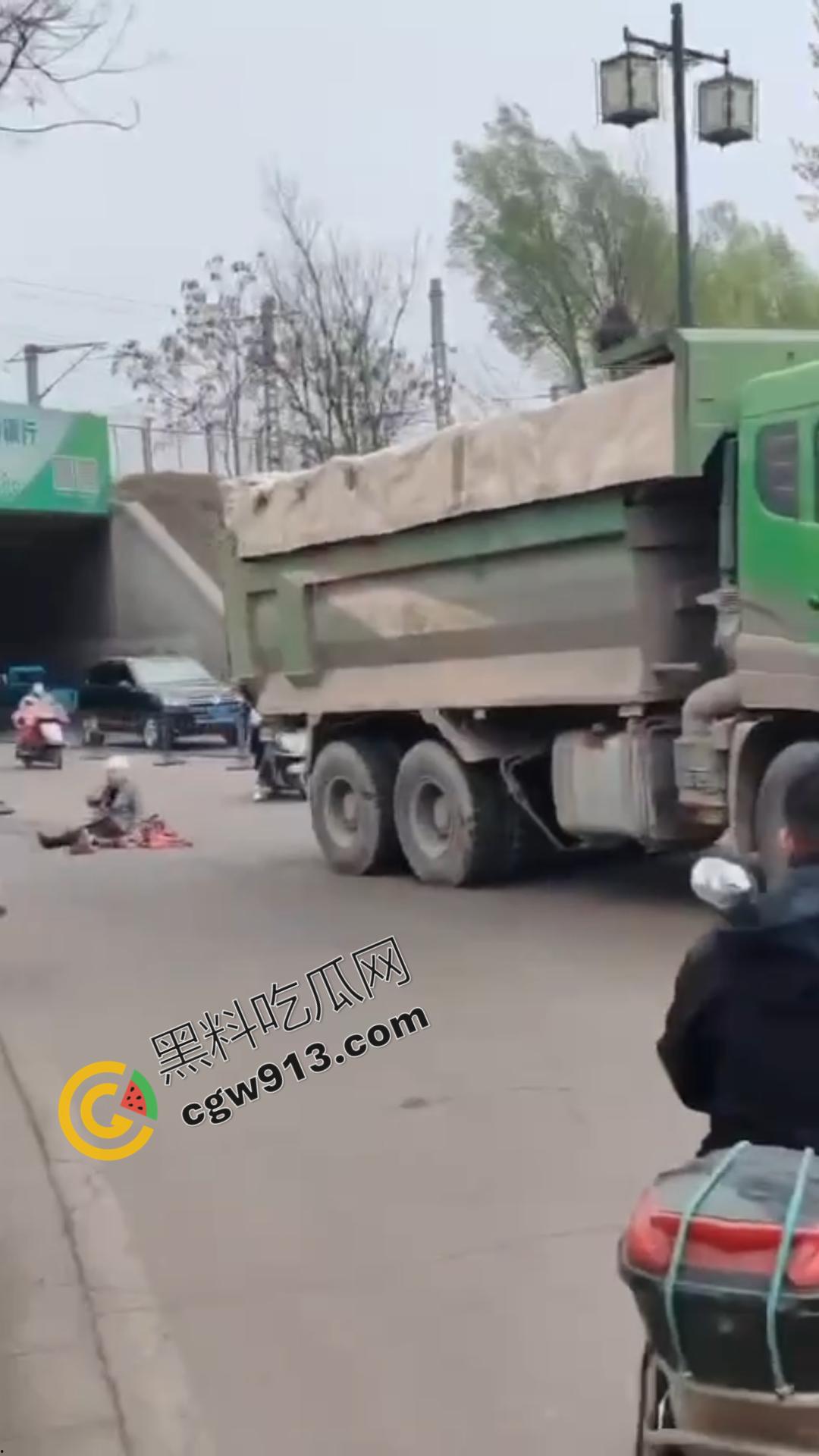 山西孝义发生惨烈车祸：老人骑电动车载孙子与垃圾车相撞，一死一伤震撼全场，现场怵目惊心，小编也被吓得腿软-4