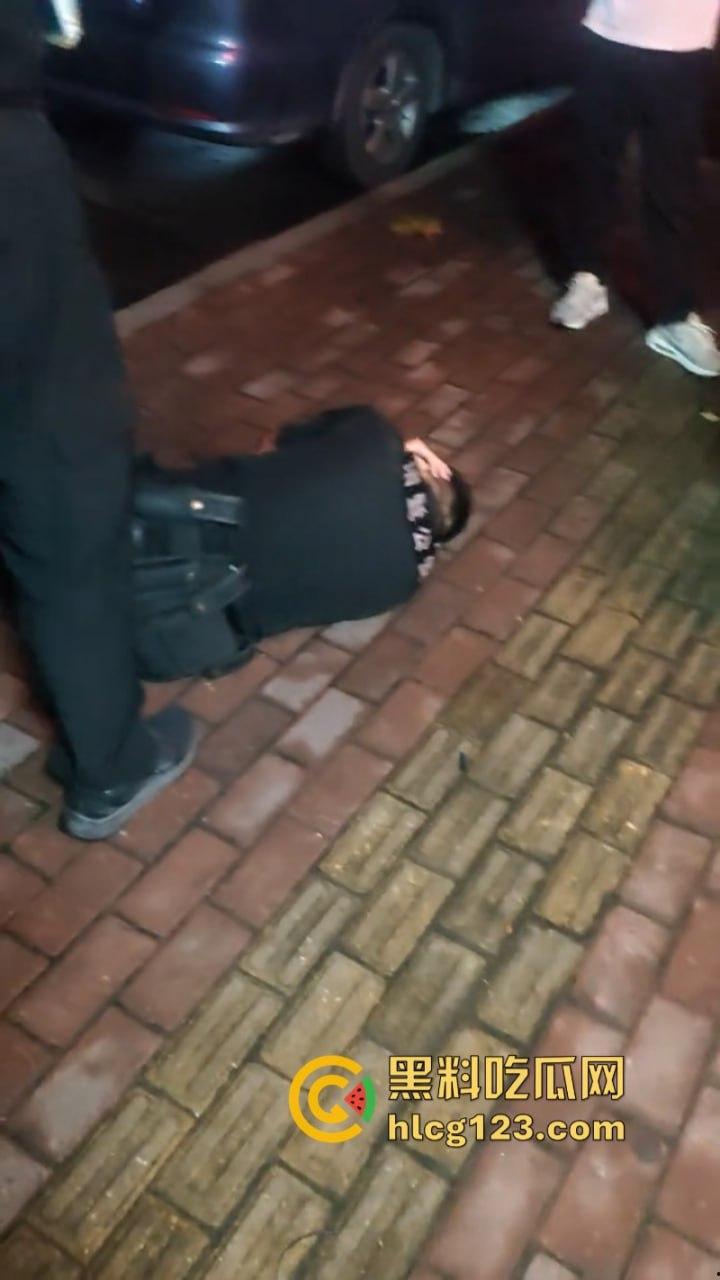 胆肥！诸暨一民警出勤时被男子打倒抽搐 伤势严重-3