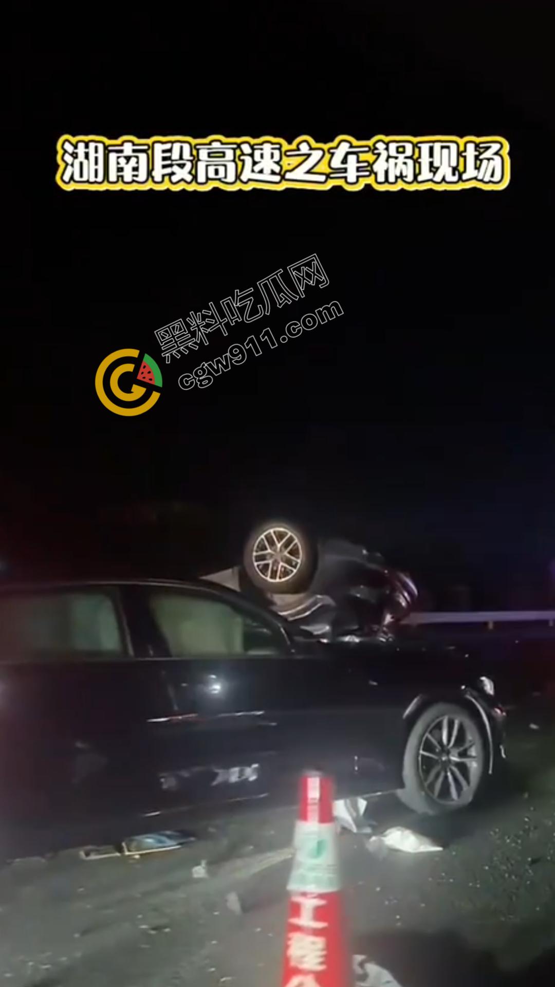 江苏盐城高速连环车祸现场视频曝光！发动机飞落路面激起追尾风暴，车辆如多米诺骨牌般纷纷倾覆-2