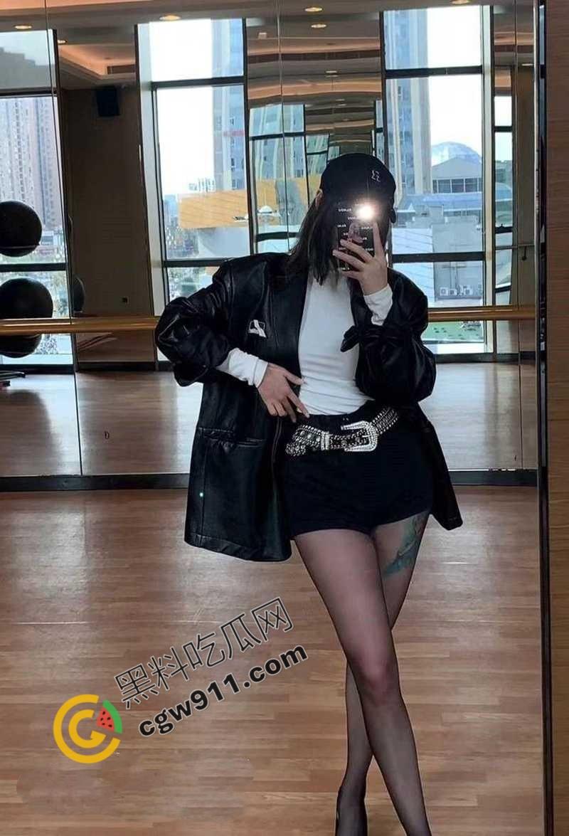 上海校园女神【李羡】被飞行员【孟飞】调教成淫荡小母狗，无毛嫩穴淫水横流，肉臀高翘欲死欲仙！-4