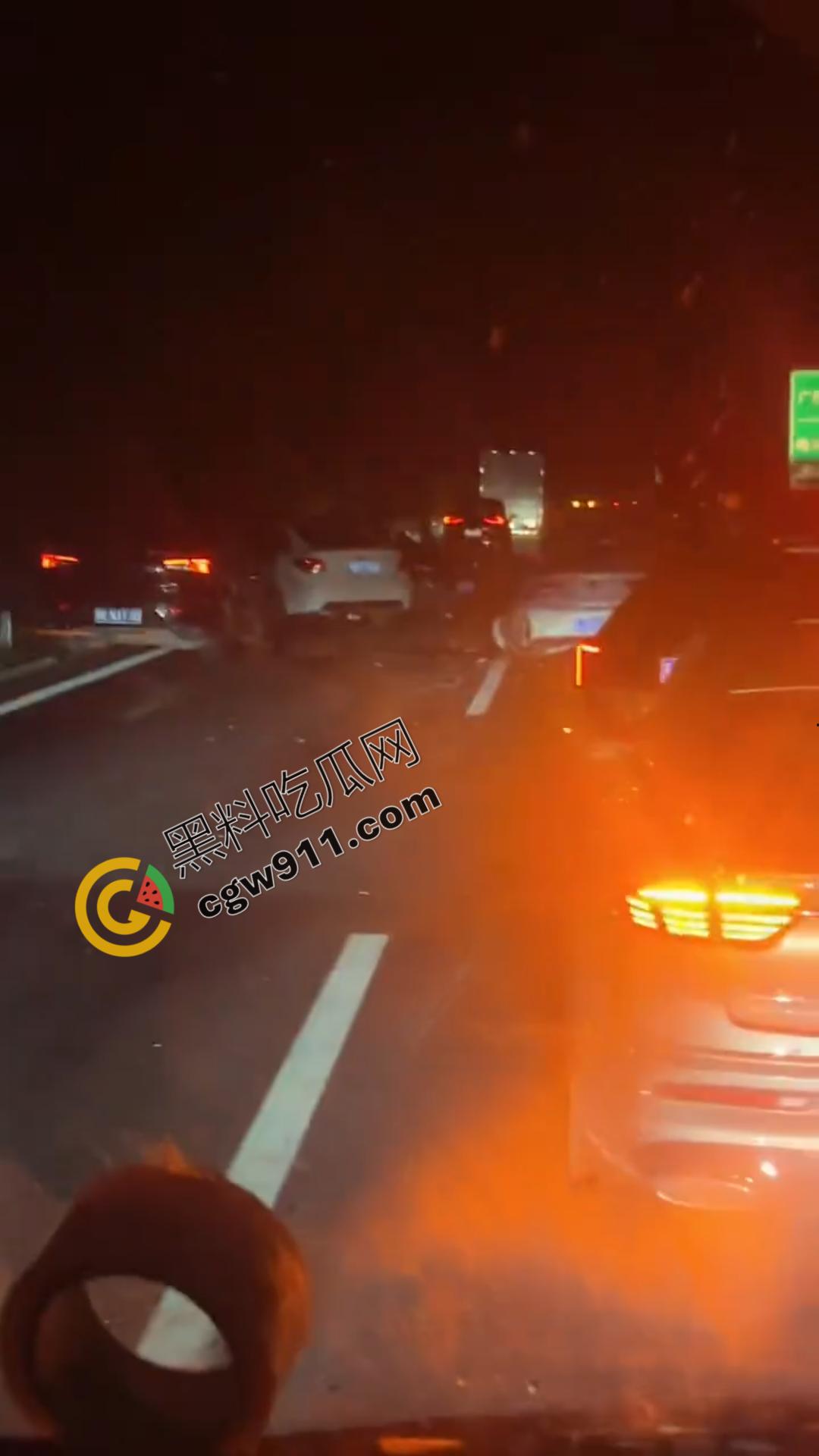 江苏盐城高速连环车祸现场视频曝光！发动机飞落路面激起追尾风暴，车辆如多米诺骨牌般纷纷倾覆-9