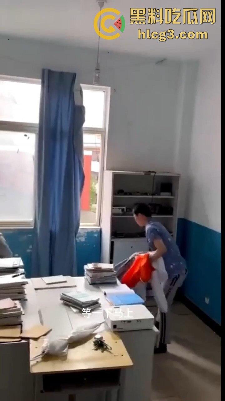 云南昆明某高校信息两学生办公室锁门打炮!窗帘当床单,教导主任敲门瞬间激情场面大曝光!-3