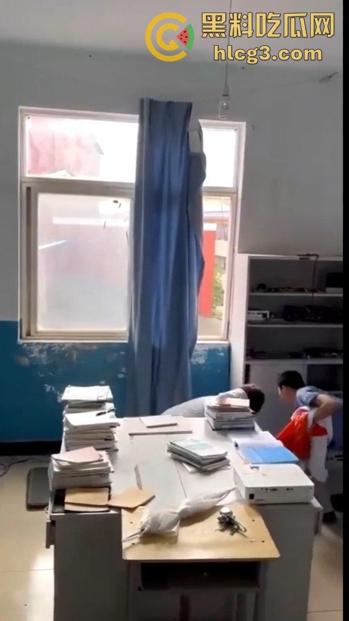 云南昆明某高校信息两学生办公室锁门打炮!窗帘当床单,教导主任敲门瞬间激情场面大曝光!-4