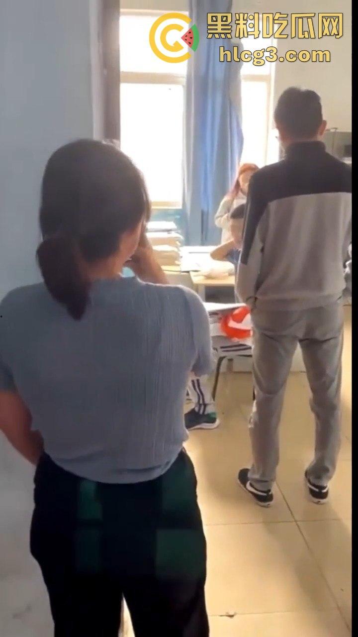 云南昆明某高校信息两学生办公室锁门打炮!窗帘当床单,教导主任敲门瞬间激情场面大曝光!-5