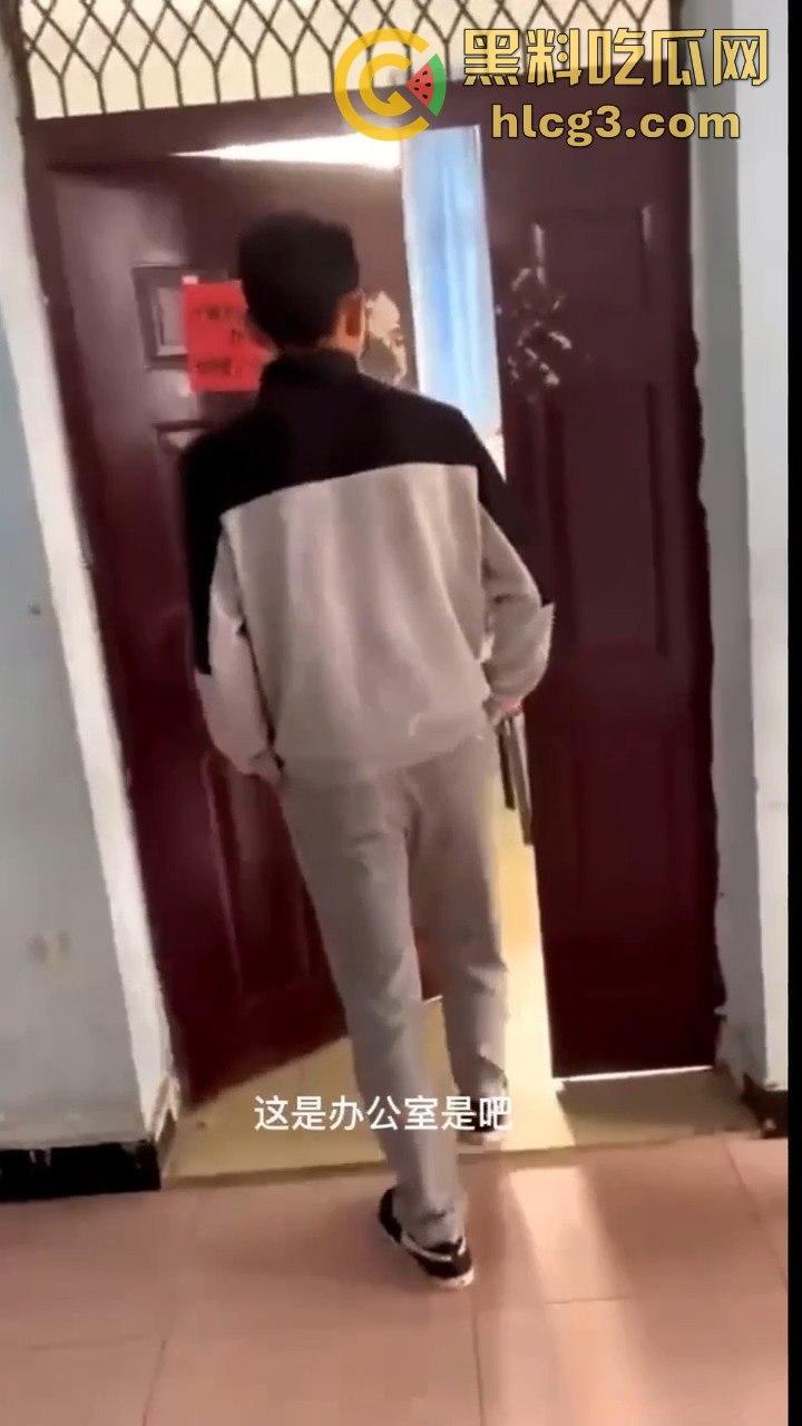 云南昆明某高校信息两学生办公室锁门打炮!窗帘当床单,教导主任敲门瞬间激情场面大曝光!-6