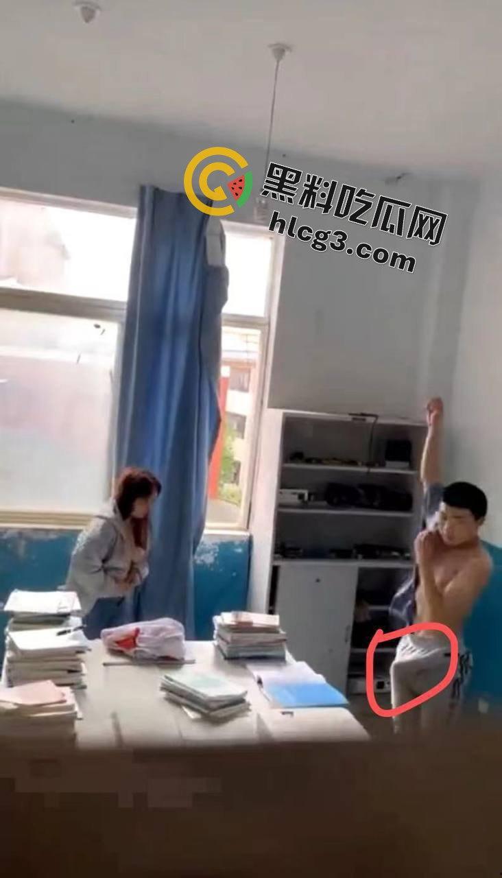 云南昆明某高校信息两学生办公室锁门打炮!窗帘当床单,教导主任敲门瞬间激情场面大曝光!-9