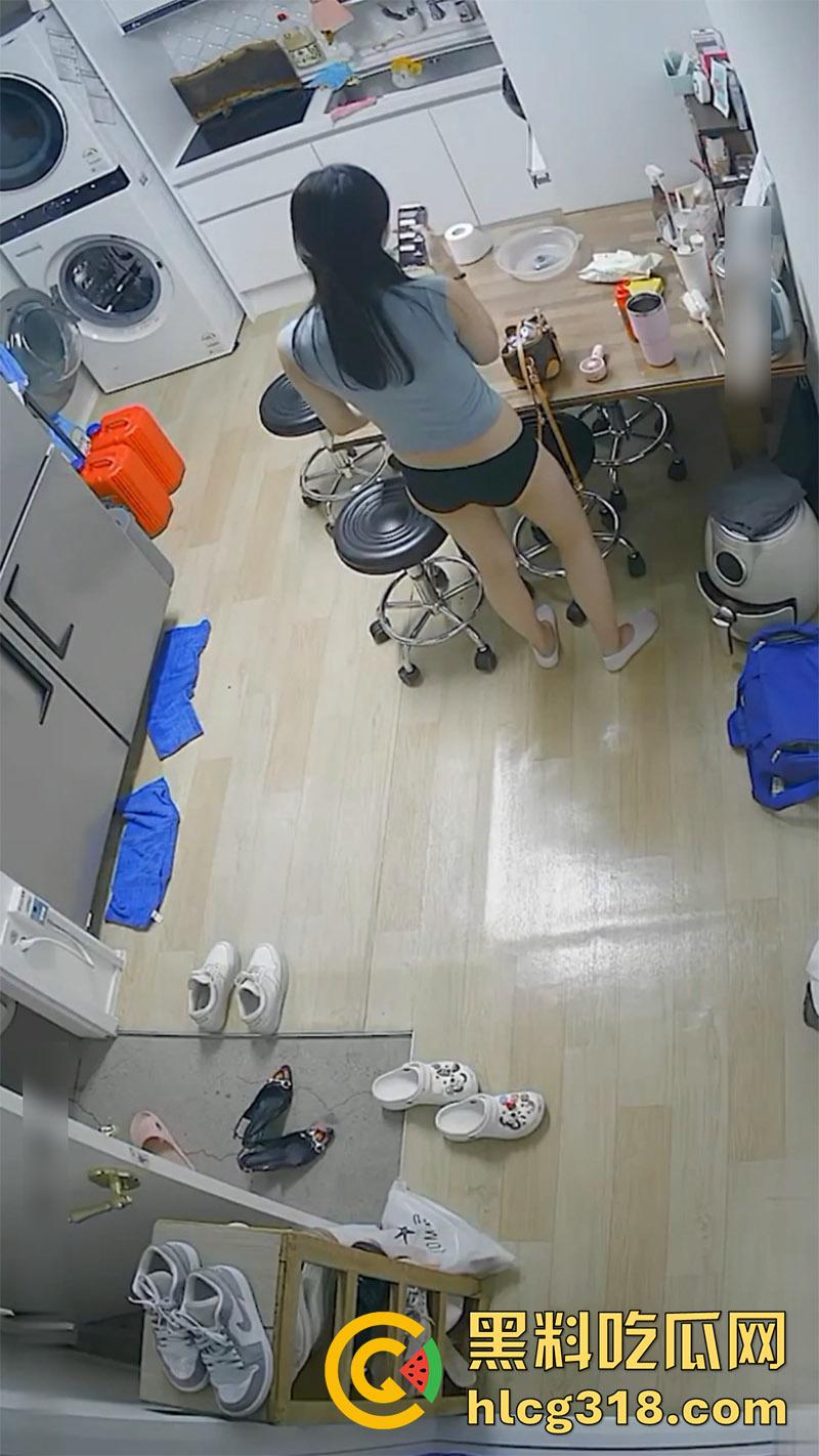 变态房东偷窥狂，出租屋按针孔摄像头偷窥，性感小姐姐母女生活，居家全裸大奶长腿，小翘臀看着就欠干！-3