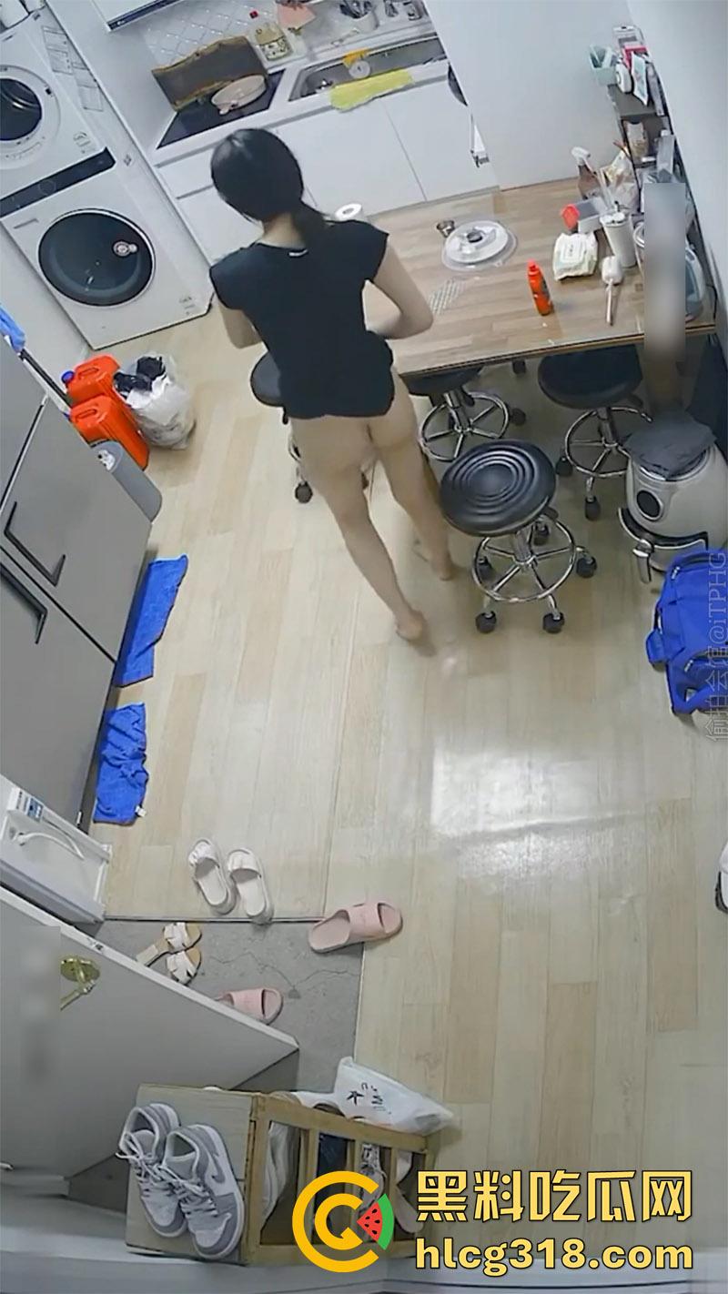 变态房东偷窥狂，出租屋按针孔摄像头偷窥，性感小姐姐母女生活，居家全裸大奶长腿，小翘臀看着就欠干！-4