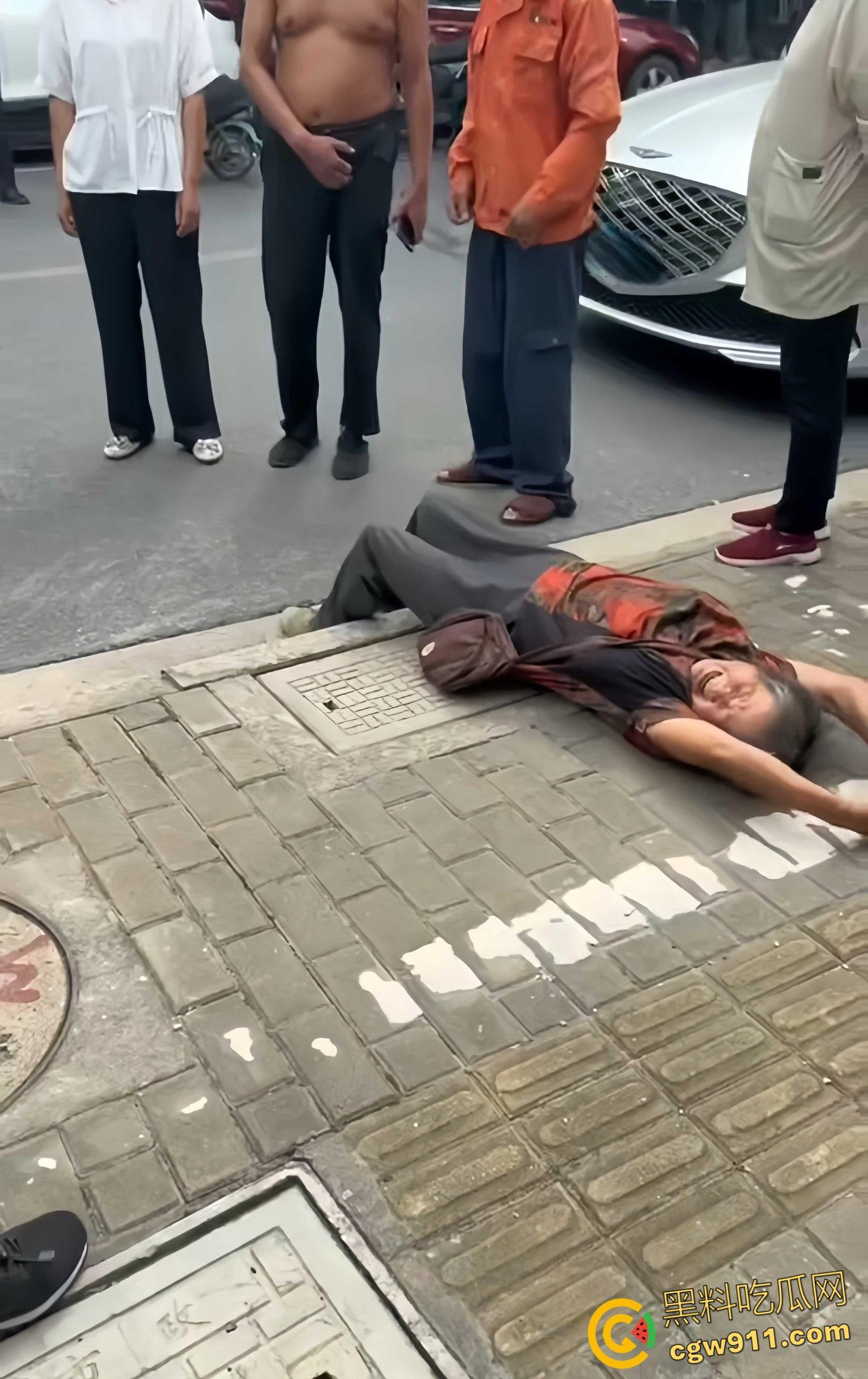 上海一女子路边停车，被老人推着板车刮了车衣，本想简单沟通，却不料老太太突然倒地撒泼打滚 ！-5